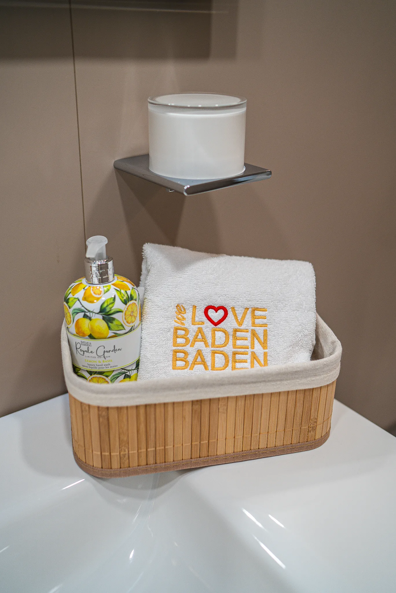 Detail aus einem fertigen Bad – Armatur, Ablage und Accessoires 3